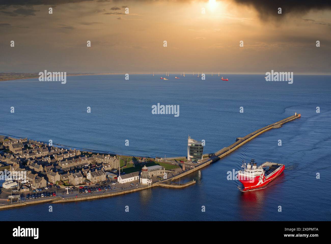 Nave che arriva al porto di Aberdeen dopo aver superato il faro di Girdle Ness Foto Stock