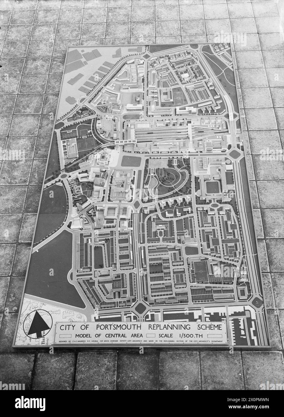 Viene fotografato un modello del centro di Portsmouth che mostra le ricostruzioni proposte dopo i bombardamenti tedeschi del 1941, tra cui moli, stazione ferroviaria principale, parco e centro civico. Negativo fotografico. Foto Stock