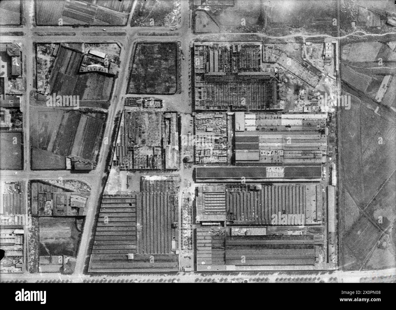 ROYAL AIR FORCE: OPERAZIONI DELLE UNITÀ DI RICOGNIZIONE FOTOGRAFICA, 1939-1945. - Parte di un aereo verticale di ricognizione fotografica rilevato su Milano in Italia a seguito del raid aereo del Bomber Command nella notte del 12/13 agosto 1943. Questo mostra il funzionamento del motore Alfa-Romeo, gravemente danneggiato dagli incendiari Royal Air Force, Flying Training School, 16 (polacco), Hucknall Foto Stock