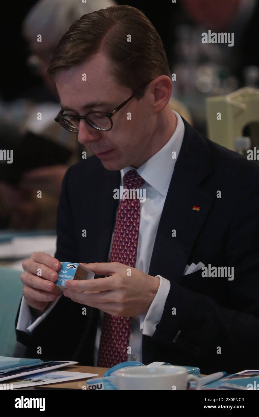 Blick am Sonnabend 13.04.2024 in der Stadthalle der Hanse- und Universitätsstadt Rostock auf den Parteitag der CDU des Landes Mecklenburg Vorpommern mit Philipp Amthor, MDB im Mittelpunkt der sich ein Werbegeschenk der CDU anschaut. *** Vista sabato 13 04 2024 nel municipio della città anseatica e universitaria di Rostock alla conferenza di partito della CDU dello stato di Meclemburgo-Vorpommern con Philipp Amthor, MDB nel centro guardando un dono promozionale dalla CDU Foto Stock