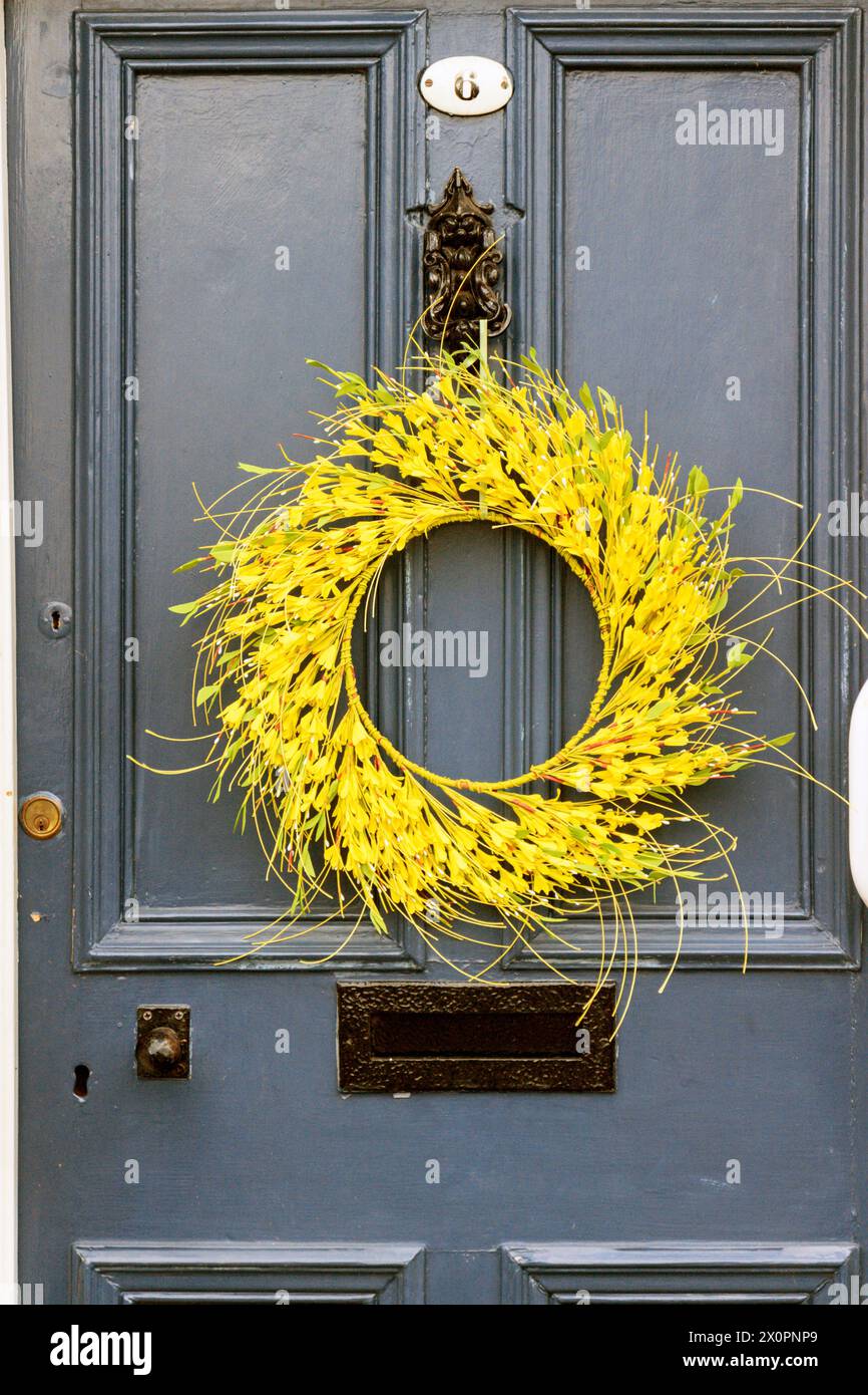 Corona primaverile su una porta d'ingresso a Kirkby Stephen. Foto Stock