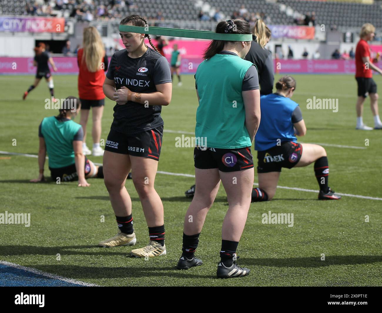 Londra, Regno Unito. 13 aprile 2024. Londra, Inghilterra, 13 aprile 2024: Carmen Tremelling (3 Saraceni) e Chloe Flanagan (17 Saraceni) prima della partita della Allianz Cup tra Saracens ed Exeter Chiefs allo Stonex Stadium di Londra. (Jay Patel/SPP) credito: SPP Sport Press Photo. /Alamy Live News Foto Stock