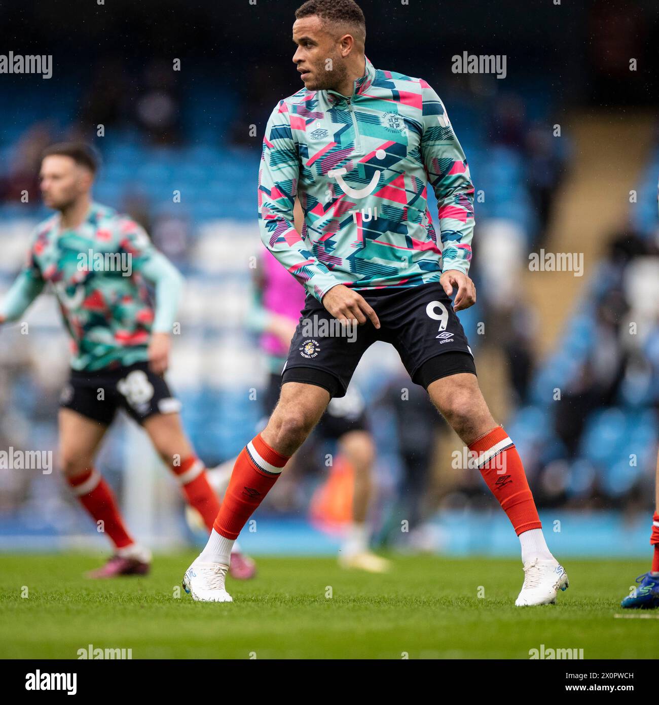 Carlton Morris #9 di Luton Town F.C. durante il riscaldamento pre-partita durante la partita di Premier League tra Manchester City e Luton Town all'Etihad Stadium di Manchester, sabato 13 aprile 2024. (Foto: Mike Morese | mi News) crediti: MI News & Sport /Alamy Live News Foto Stock