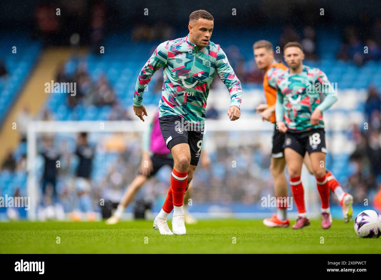 Carlton Morris #9 di Luton Town F.C. durante il riscaldamento pre-partita durante la partita di Premier League tra Manchester City e Luton Town all'Etihad Stadium di Manchester, sabato 13 aprile 2024. (Foto: Mike Morese | mi News) crediti: MI News & Sport /Alamy Live News Foto Stock