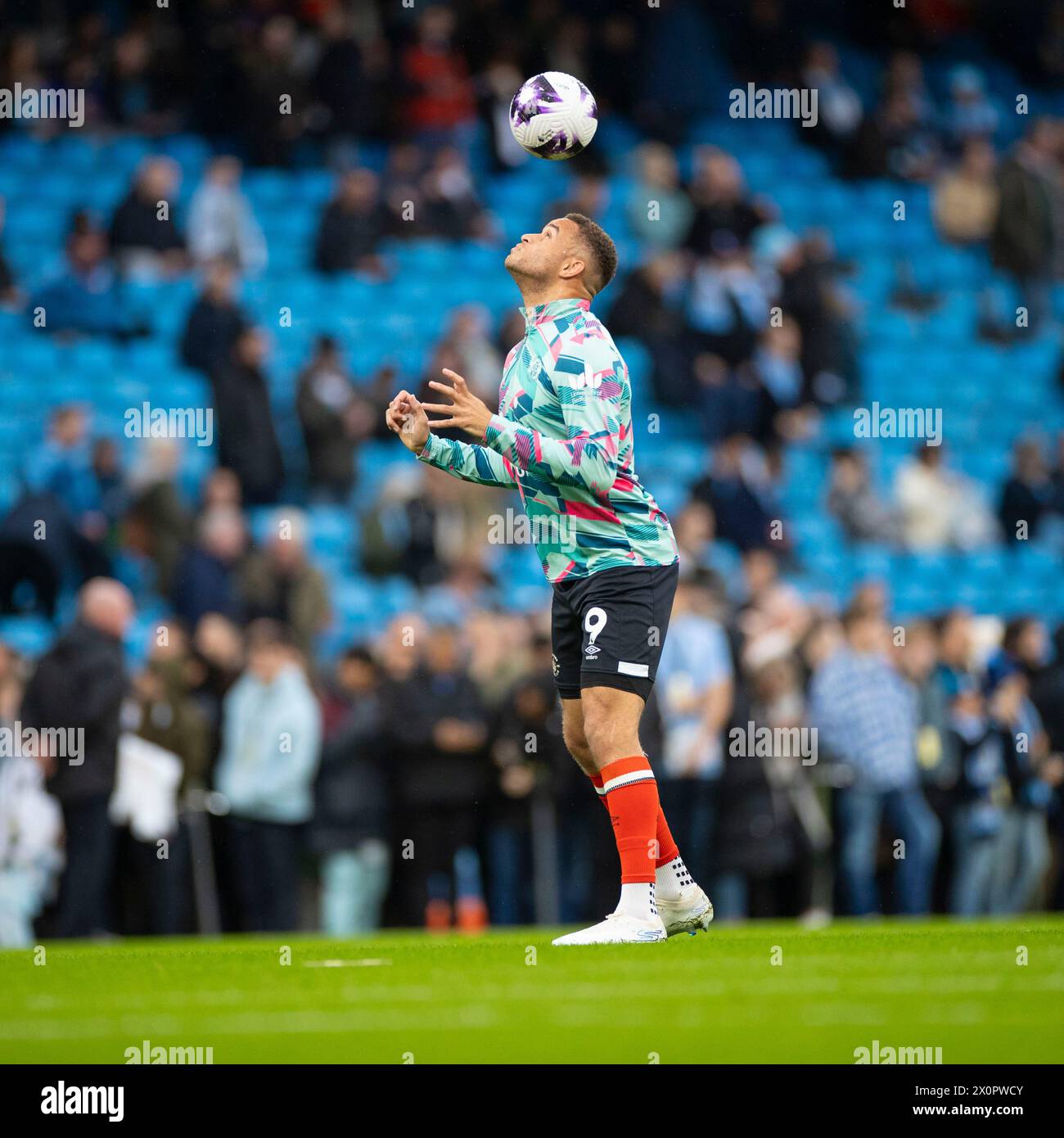 Carlton Morris #9 di Luton Town F.C. durante il riscaldamento pre-partita durante la partita di Premier League tra Manchester City e Luton Town all'Etihad Stadium di Manchester, sabato 13 aprile 2024. (Foto: Mike Morese | mi News) crediti: MI News & Sport /Alamy Live News Foto Stock