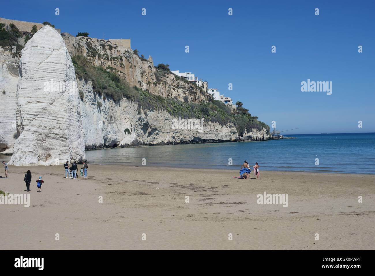 Cliff pizomunno e spiaggia a Vieste e Gargano in Puglia, Italia Foto Stock