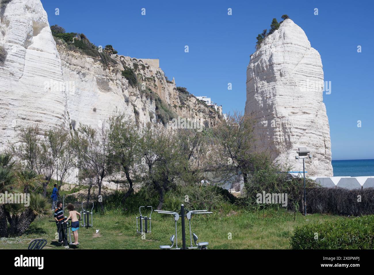 Scogliera pizomunno e spiaggia a Vieste, Penisola del Gargano, Puglia, Italia - palestra pubblica Foto Stock