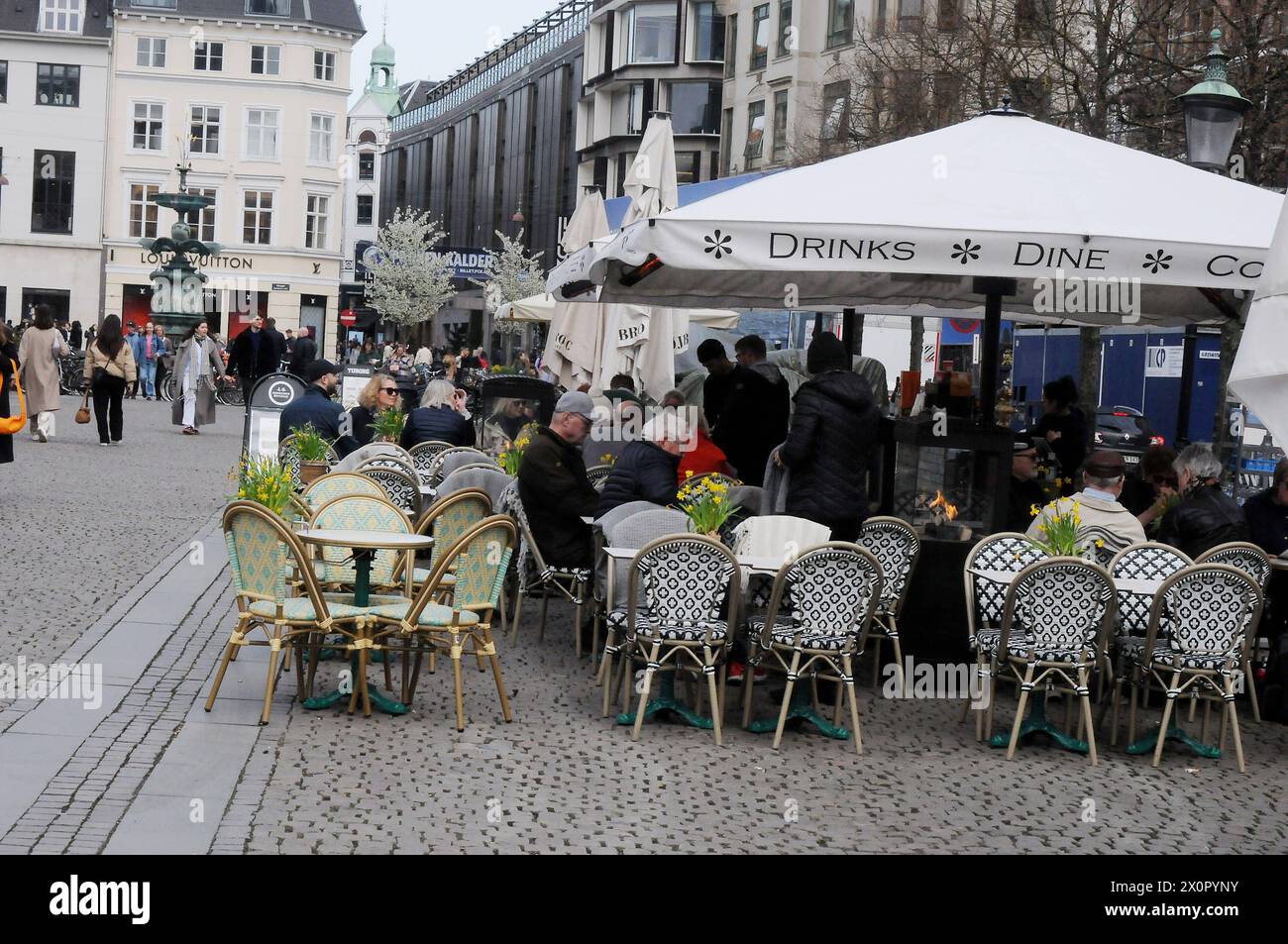 Copenaghen/Danimarca/13 aprile 2024/cibo e bevande all'aperto e servizio di caffè e dolci su hojbro plads e stroget nella capitale danese. Foto.Francis Joseph Dean/Dean Pictures Foto Stock