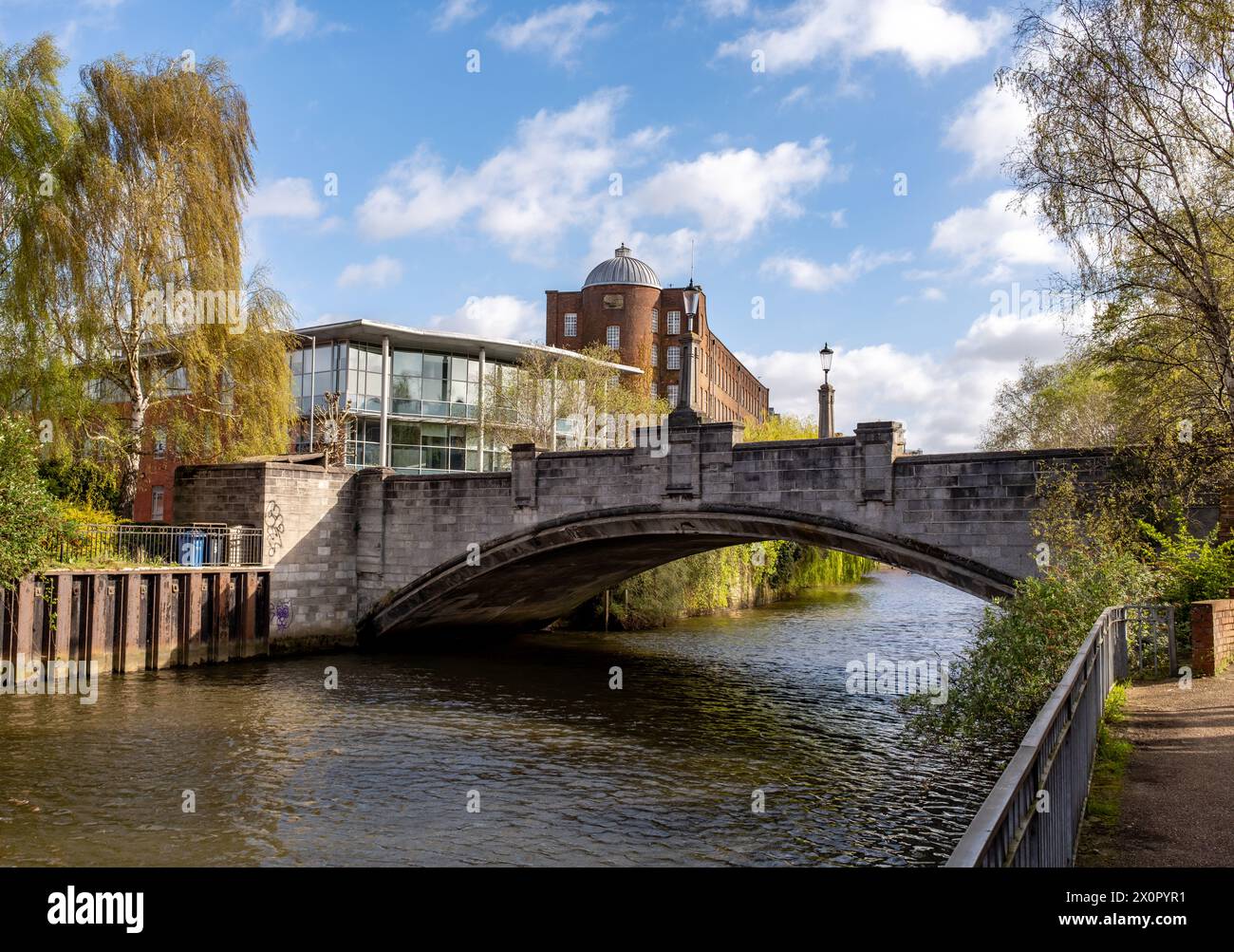 Norwich, Norfolk, Regno Unito – 7 aprile 2024. Lo storico ponte dei frati grigi sul fiume Wensum Foto Stock
