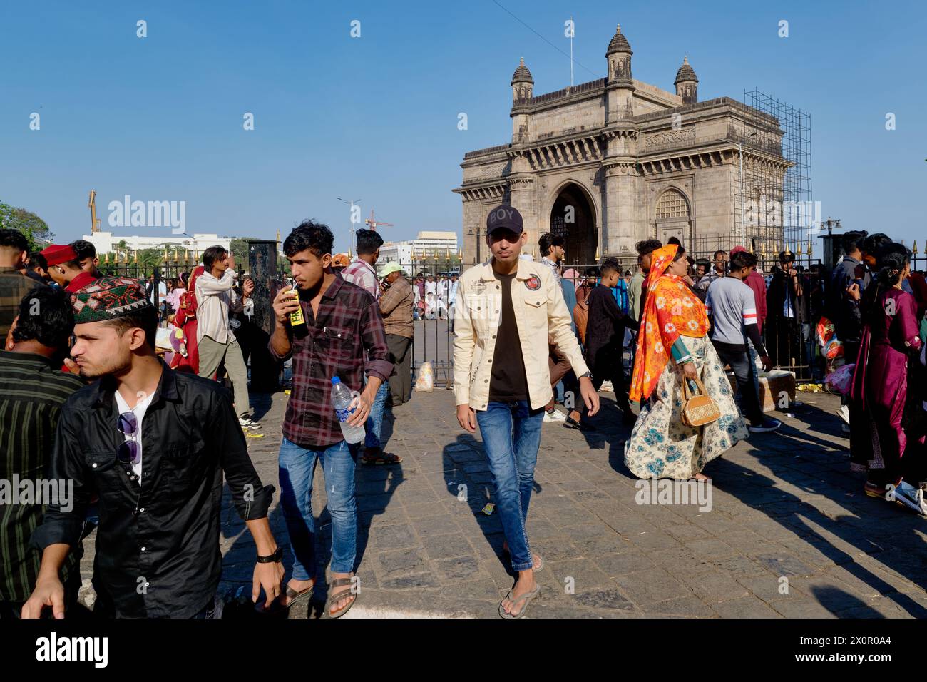 Turisti e turisti nazionali al punto di riferimento Gateway of India, un edificio di epoca coloniale a Colaba, Mumbai, Maharashtra, India Foto Stock