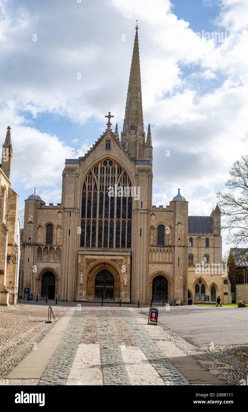 Norwich, Norfolk, Regno Unito – 7 aprile 2024. L'esterno della storica cattedrale e dei giardini nel centro della città Foto Stock