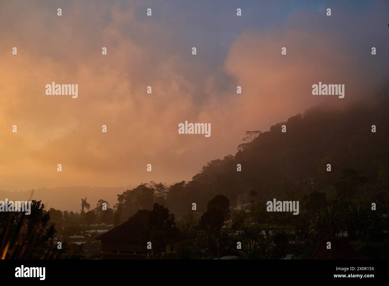 Crepuscolo a Bedugul Highland, Bali, Indonesia Foto Stock
