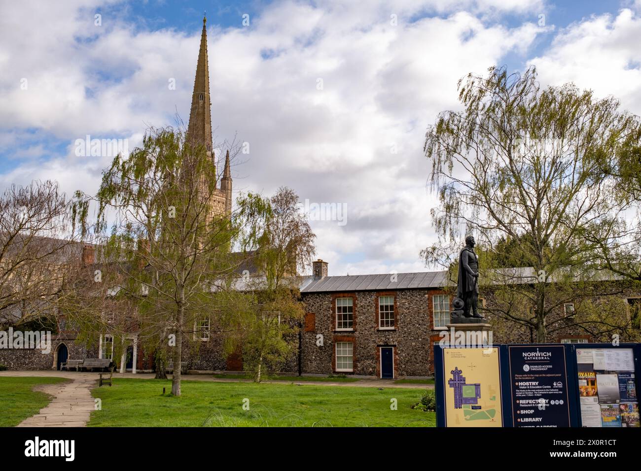 Norwich, Norfolk, Regno Unito – 7 aprile 2024. Cattedrale di Norwich nella Cattedrale vicino al centro città Foto Stock
