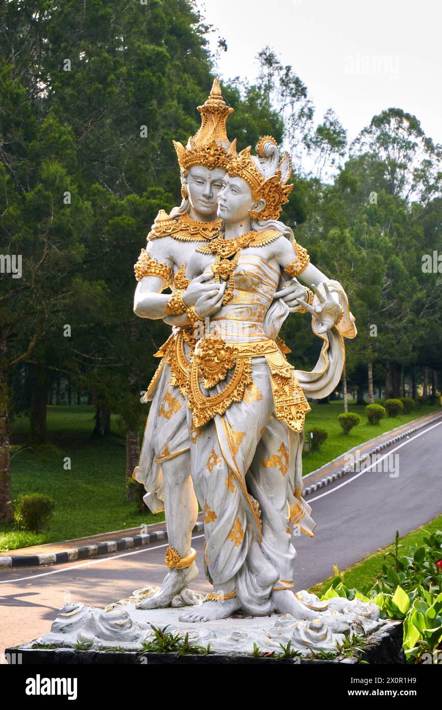 Iconica statua di Rama e Sita, Giardino Botanico di Bali Foto Stock