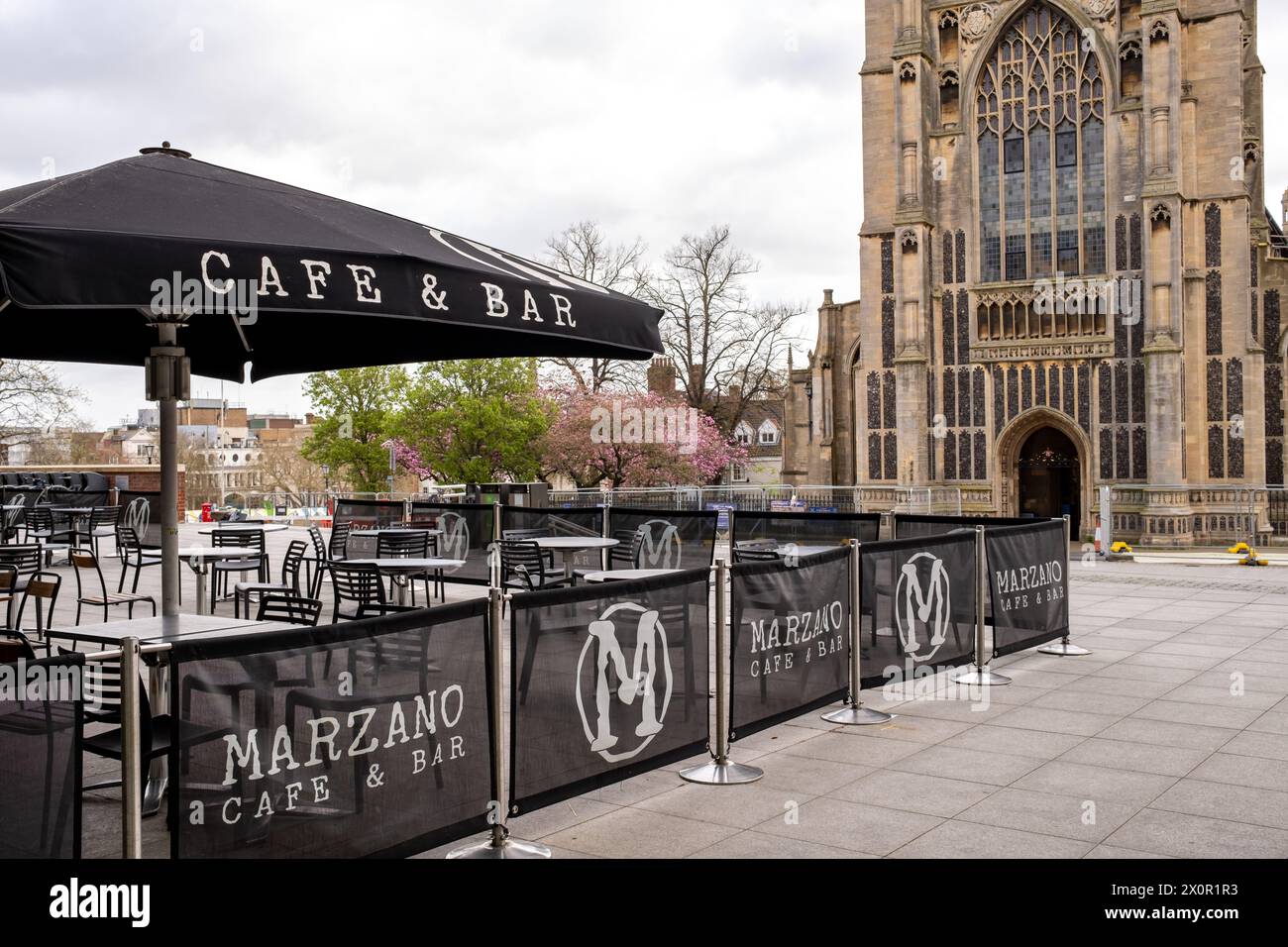 Norwich, Norfolk, Regno Unito – 7 aprile 2024. Posti a sedere all'aperto al Marzano Cafe di fronte alla chiesa di St Peter Mancroft Foto Stock