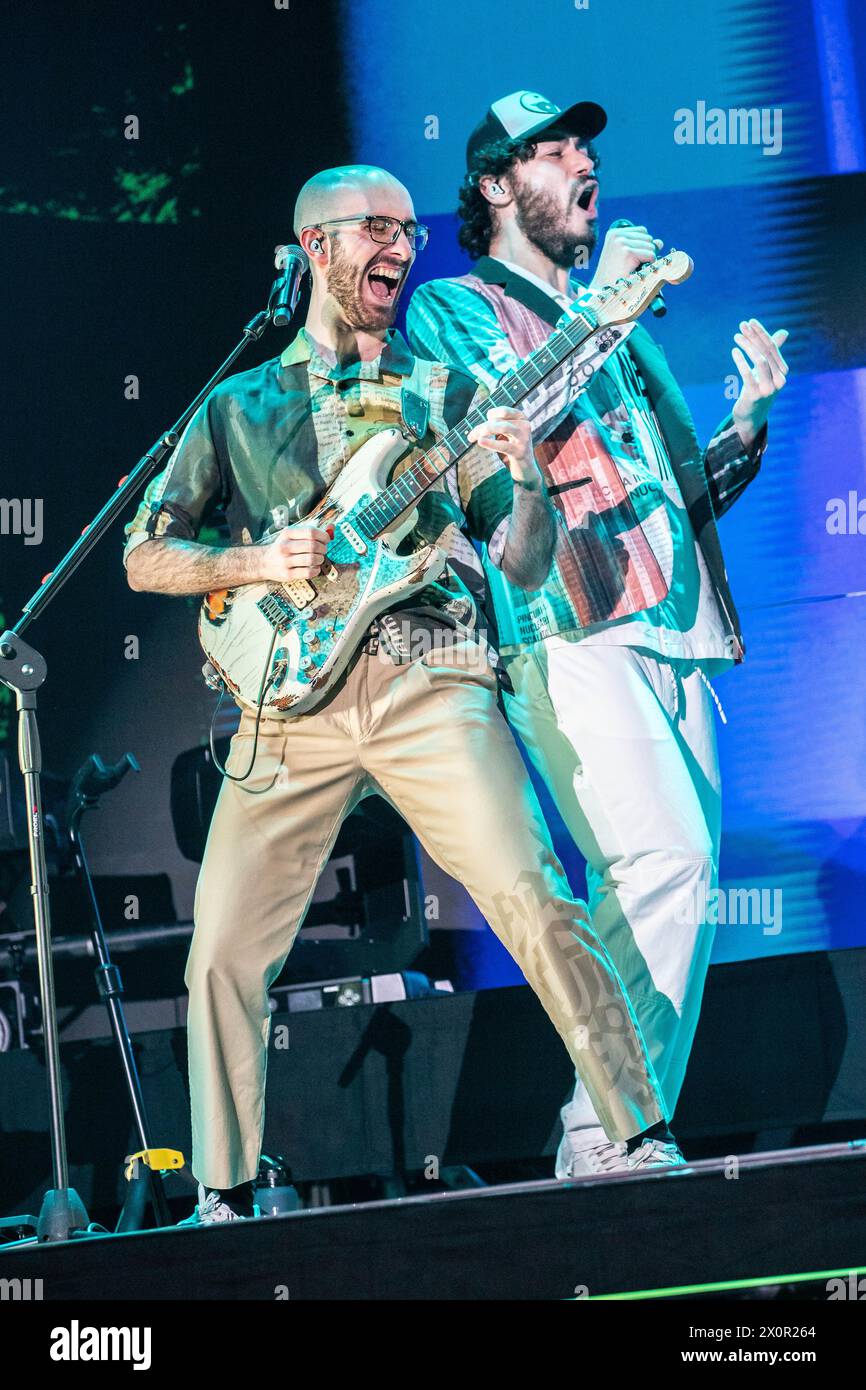 Milano Italia. 9 aprile 2024. La band italiana PINGUINI TATTICI NUCLEARI si esibisce dal vivo sul palco del Mediolanum Forum durante il "Fake News Indoor Tour - Palasport 2024". Foto Stock