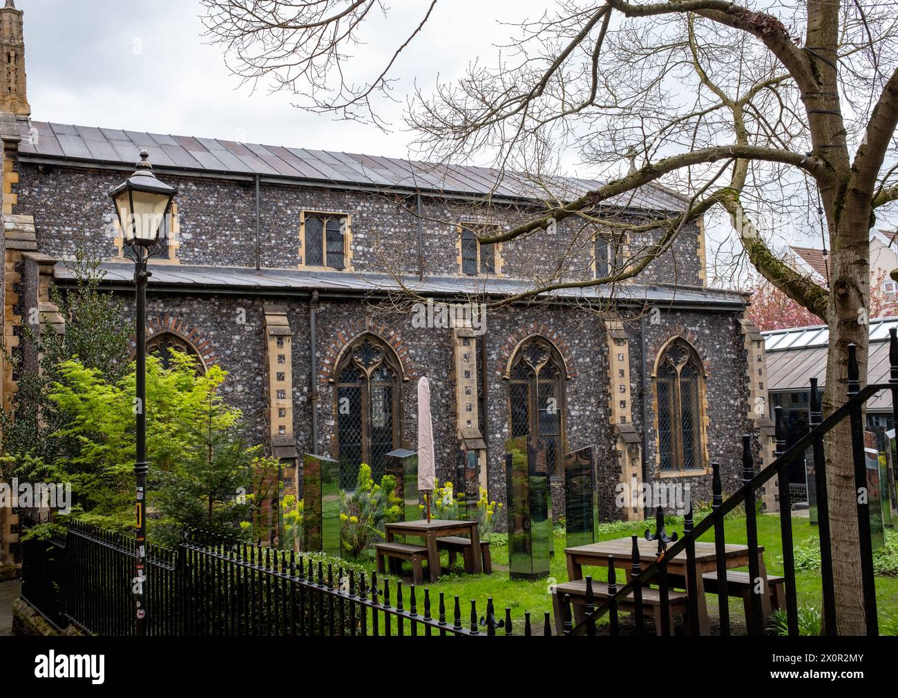 Norwich, Norfolk, Regno Unito – 7 aprile 2024. Giardini storici della chiesa Foto Stock