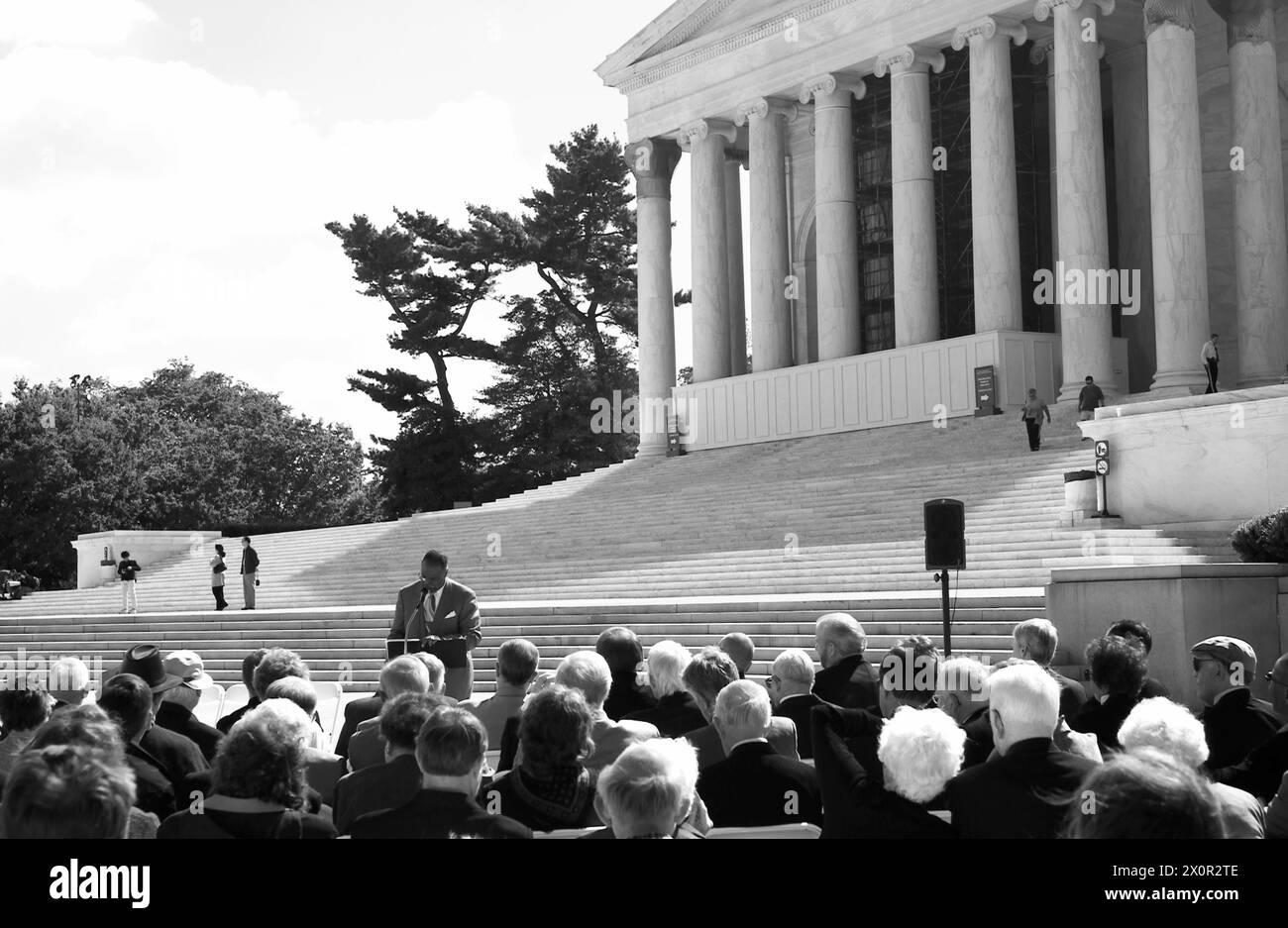 Uomo in nero tuta dà il parlato a Jefferson Memorial Washington DC STATI UNITI D'AMERICA Foto Stock