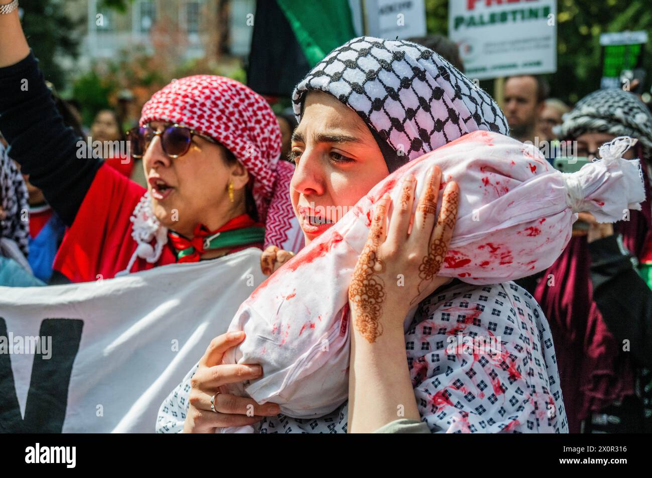 Londra, Regno Unito. 13 aprile 2024. Trasportando fasci "macchiati di sangue” per rappresentare i bambini caduti - palestinesi e sostenitori marciano per chiamare il Regno Unito a smettere di armare Israele, nonché per un cessate il fuoco ora e una fine all'assalto iraeli a Gaza. La marcia iniziò a Russell Square e si diresse verso il Parlamento. Organizzato da: Palestina Solidarity Campaign, Stop the War Coalition, Friends of al-Aqsa e The Muslim Association of Britain. Crediti: Guy Bell/Alamy Live News Foto Stock