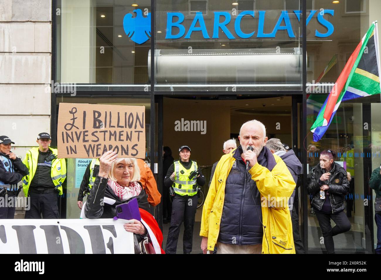 Glasgow, Regno Unito. 13 aprile 2024. Un piccolo numero di dimostranti pro Palestina e anti Israele dimostrarono da George Square, Glasgow, all'esterno della filiale di Barclays Bank, Argyll Street, Glasgow, incoraggiando i clienti bancari a boicottare l'organizzazione sostenendo che Barclays stava finanziando Israele. Crediti: Findlay/Alamy Live News Foto Stock