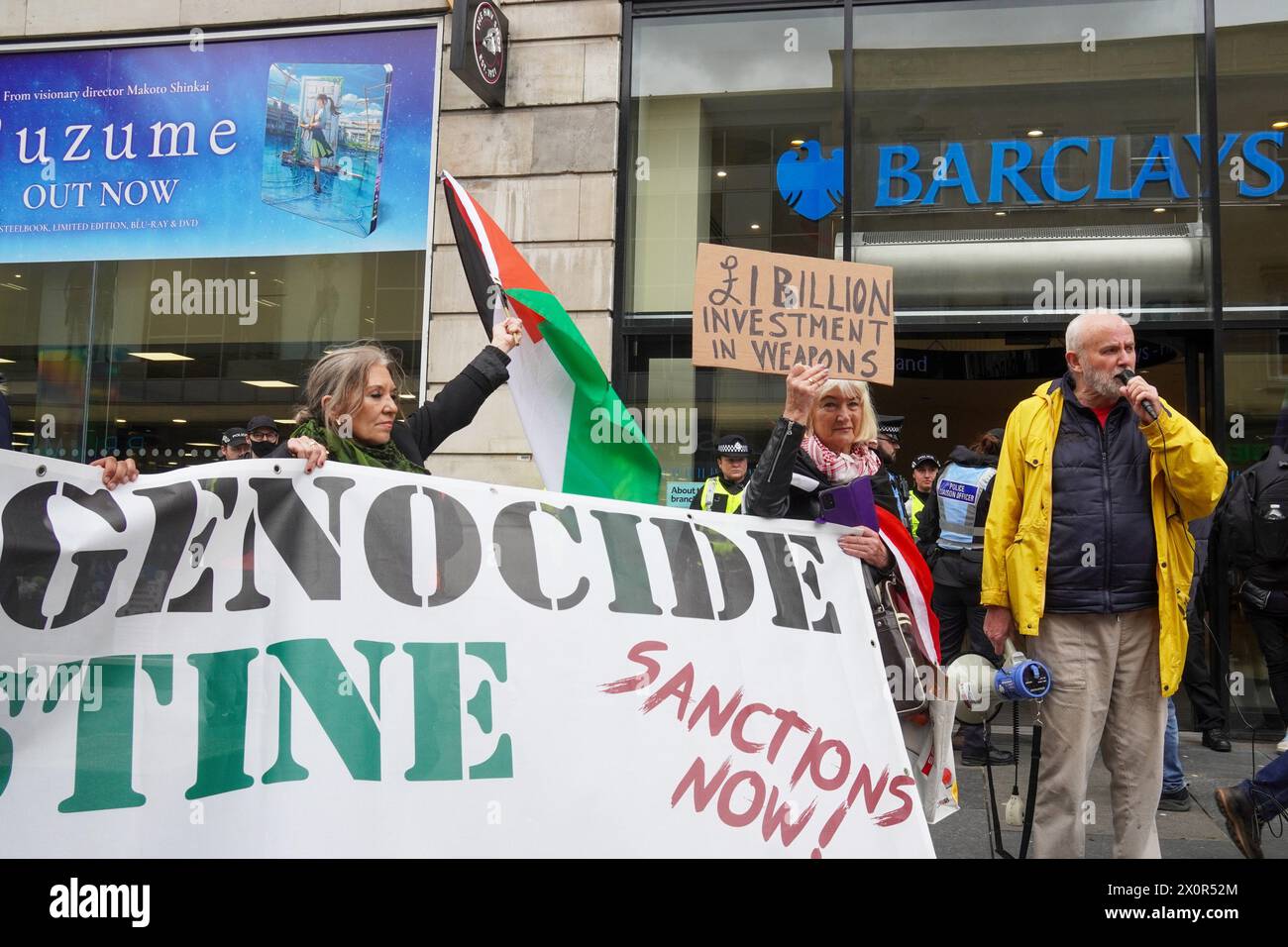 Glasgow, Regno Unito. 13 aprile 2024. Un piccolo numero di dimostranti pro Palestina e anti Israele dimostrarono da George Square, Glasgow, all'esterno della filiale di Barclays Bank, Argyll Street, Glasgow, incoraggiando i clienti bancari a boicottare l'organizzazione sostenendo che Barclays stava finanziando Israele. Crediti: Findlay/Alamy Live News Foto Stock