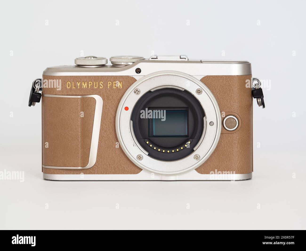 Cardiff Mid Glamorgan Galles Regno Unito 13 aprile 2024 Olympus Pen EPL corpo fotocamera con obiettivo intercambiabile in marrone M43 sensore che mostra Foto Stock