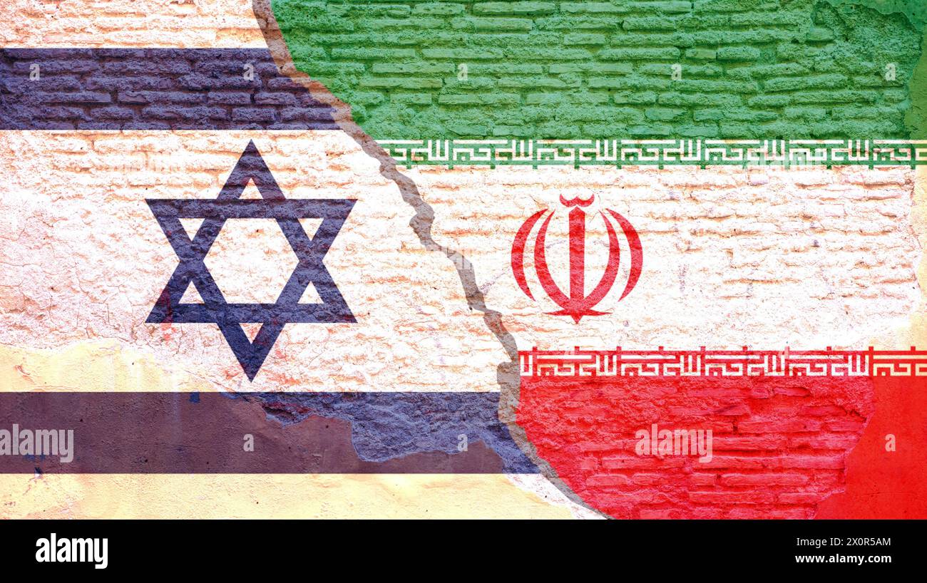 Le bandiere israeliane e iraniane su un muro con trama incrinata, simbolo di tensioni geopolitiche, rendering 3d. Foto Stock