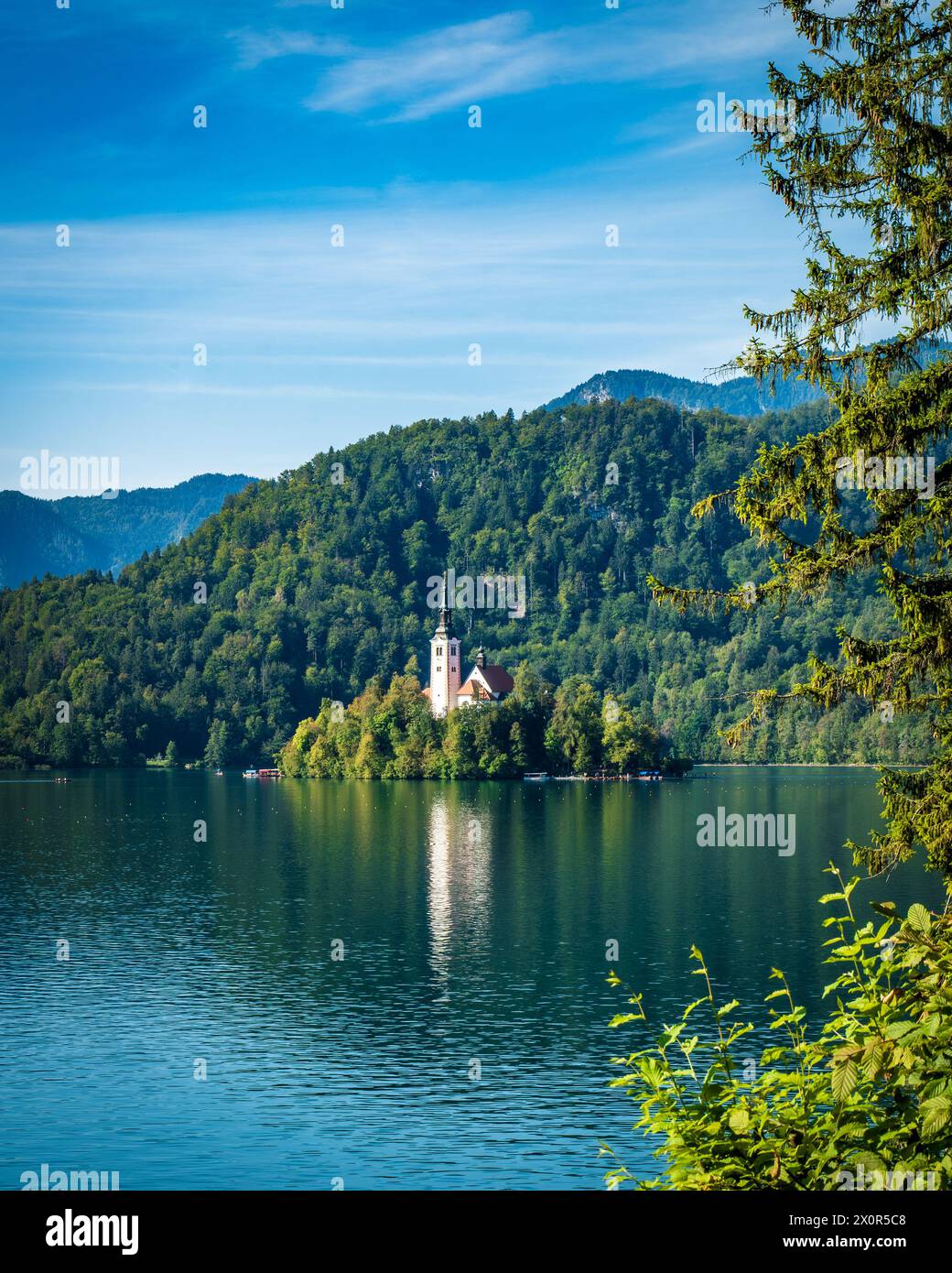 Blejski Otok Island sul lago di Bled in una giornata estiva, Bled, Gorenjska, Slovenia, Europa Foto Stock