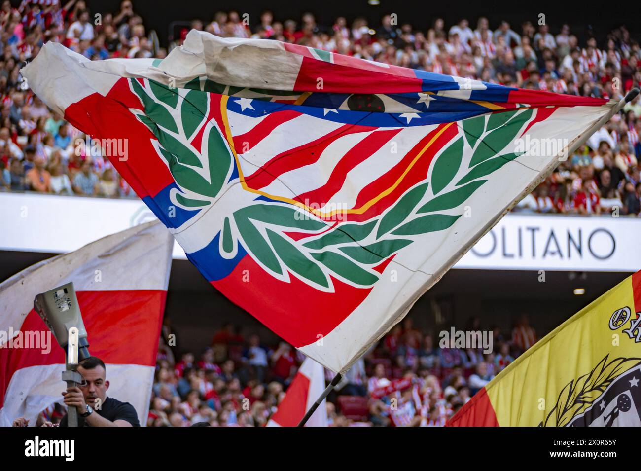 Madrid, Spagna. 13 aprile 2024. Le bandiere coreografiche dei tifosi dell'Atletico Madrid durante la partita di calcio della Liga EA Sports tra l'Atletico Madrid e il Girona FC all'Estadio Civitas Metropolitano il 13 aprile 2024 a Madrid, Spagna. Credito: Agenzia fotografica indipendente/Alamy Live News Foto Stock