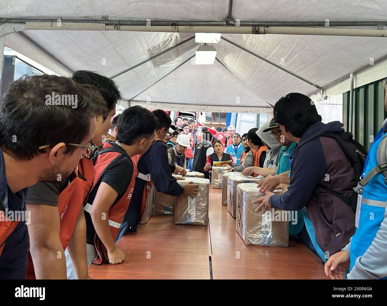CUENCA-MATERIAL ELECTORAL-CNE-CONSULTA Cuenca,Ecuador 13 de abril de 2024 Este viernes 12 de abril a las 17h40, llegaron a la provincia del Azuay los 2,013 kits electorales, que se ubicaron en las bodegas del Centro de Procesamiento Electoral de la delegacion Electoral del Azuay. El Material Electoral desde su salida en Quito hasta la llegada a Cuenca y posterior distribucion permanecera resguardado por las fuerzas militares. Los tres convoy partieron desde la ciudad de Quito cerca de las 05h00 bajo el resguardo de 60 militares quienes custodian todo el material que es embodegado en el Centro Foto Stock