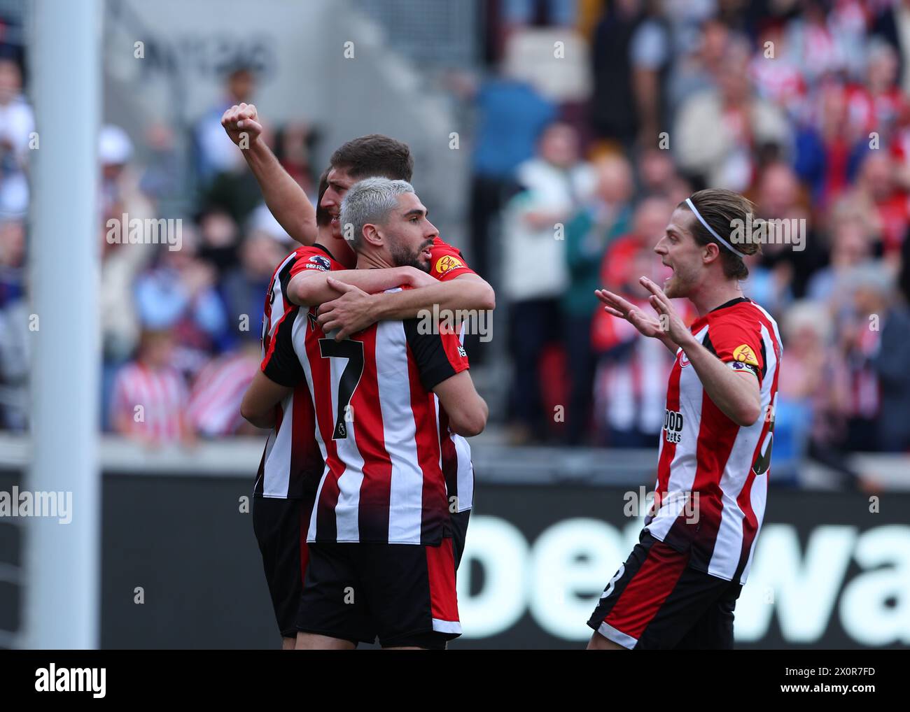 13 aprile 2024; Gtech Community Stadium, Brentford, Londra, Inghilterra; Premier League Football, Brentford contro lo Sheffield United; Mikkel Damsgaard di Brentford festeggia con i suoi compagni di squadra dopo che Oliver Arblaster dello Sheffield United ha segnato un autogol al 63° minuto per renderlo 1-0 Credit: Action Plus Sports Images/Alamy Live News Foto Stock