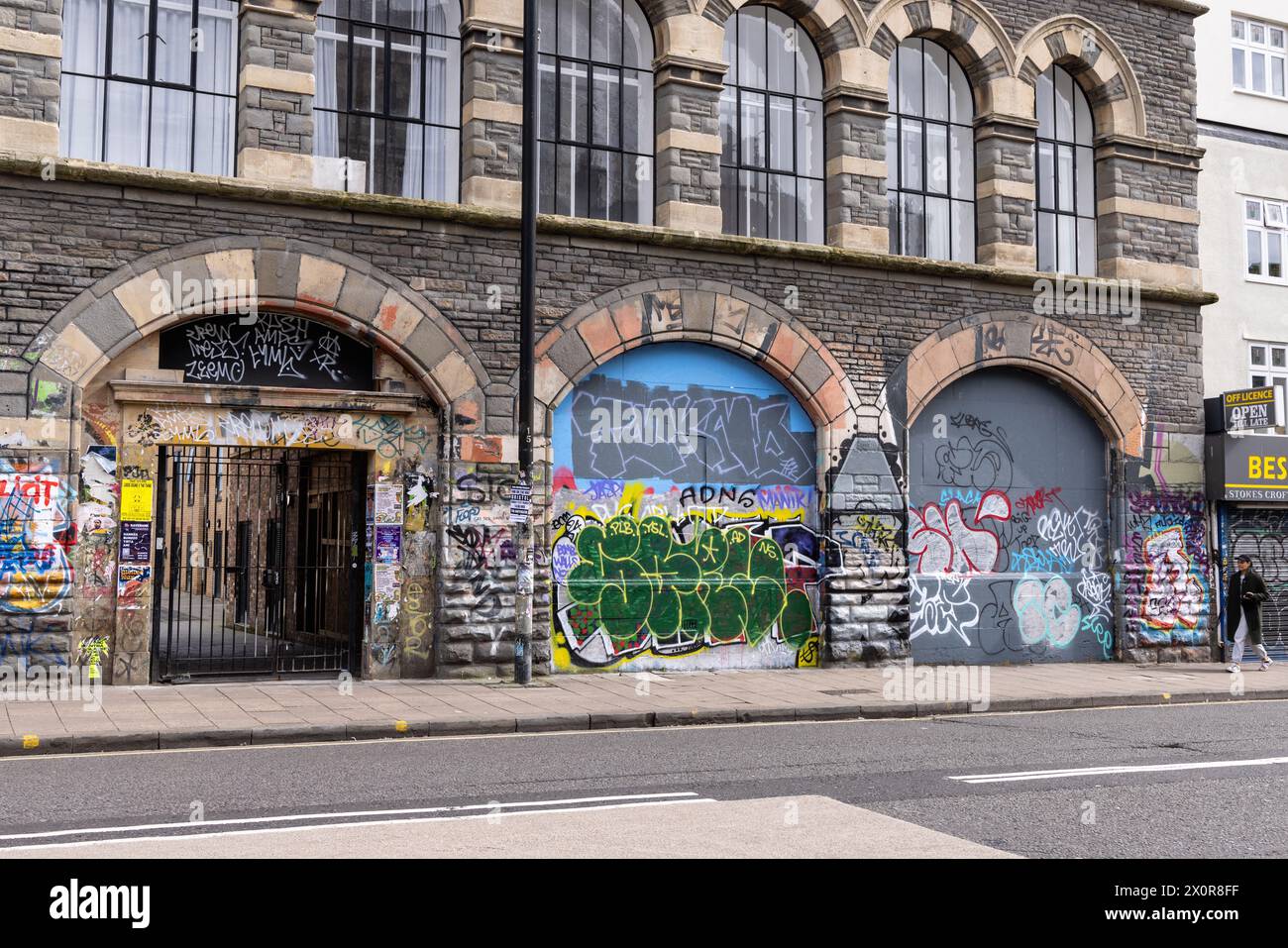Arte di strada contemporanea - graffiti urbani sulle pareti in Gloucester Road, Stokes Croft, Bristol, Inghilterra, Regno Unito Foto Stock