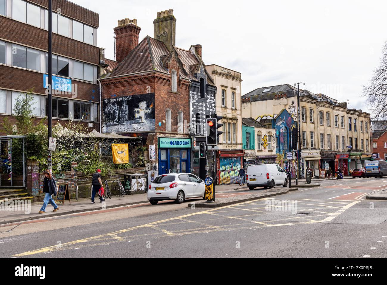 Scena di strada a Stokes Croft, Bristol, Inghilterra, Regno Unito Foto Stock