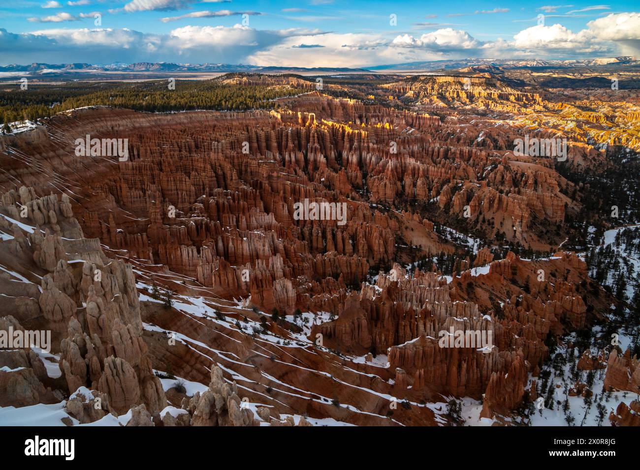 Tramonto serale invernale con nuvole di tempesta all'orizzonte sopra l'anfiteatro nel Bryce Canyon National Park dello Utah. Foto Stock