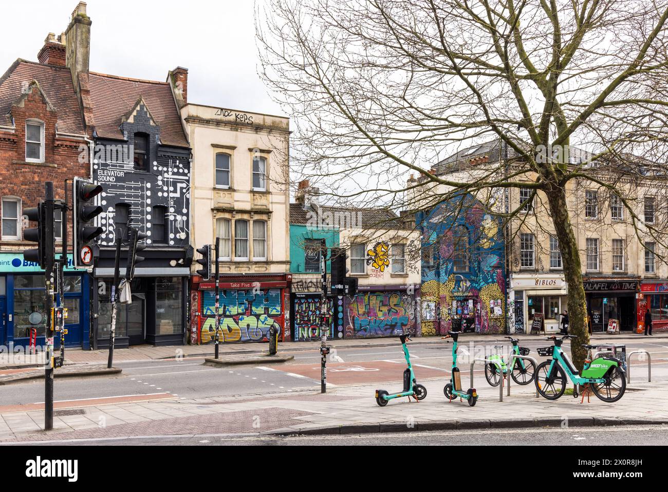 Scena di strada a Stokes Croft con Street art e graffiti, Bristol, Inghilterra, Regno Unito Foto Stock