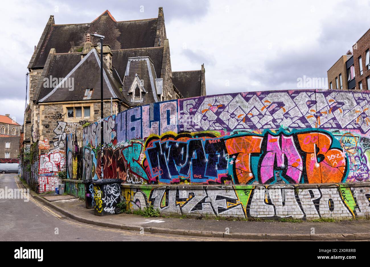 Arte di strada contemporanea - graffiti urbani sulle pareti a Stokes Croft, Bristol, Inghilterra, Regno Unito Foto Stock
