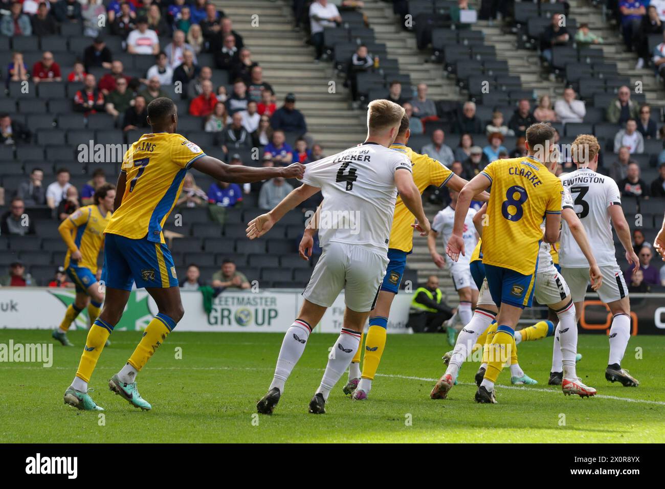 Lucas Akins del Mansfield Town si fa gareggiare con Milton Keynes Dons Jack Tucker durante la seconda metà della partita di Sky Bet League 2 tra MK Dons e Mansfield Town allo Stadio MK, Milton Keynes, sabato 13 aprile 2024. (Foto: John Cripps | mi News) crediti: MI News & Sport /Alamy Live News Foto Stock