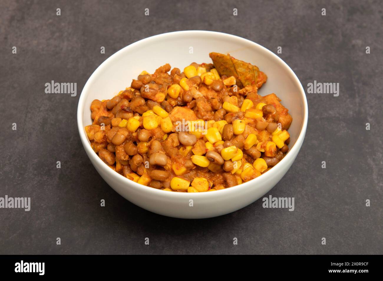 Cibo dell'Africa occidentale (nigeriano). fagioli e mais dolce Foto Stock