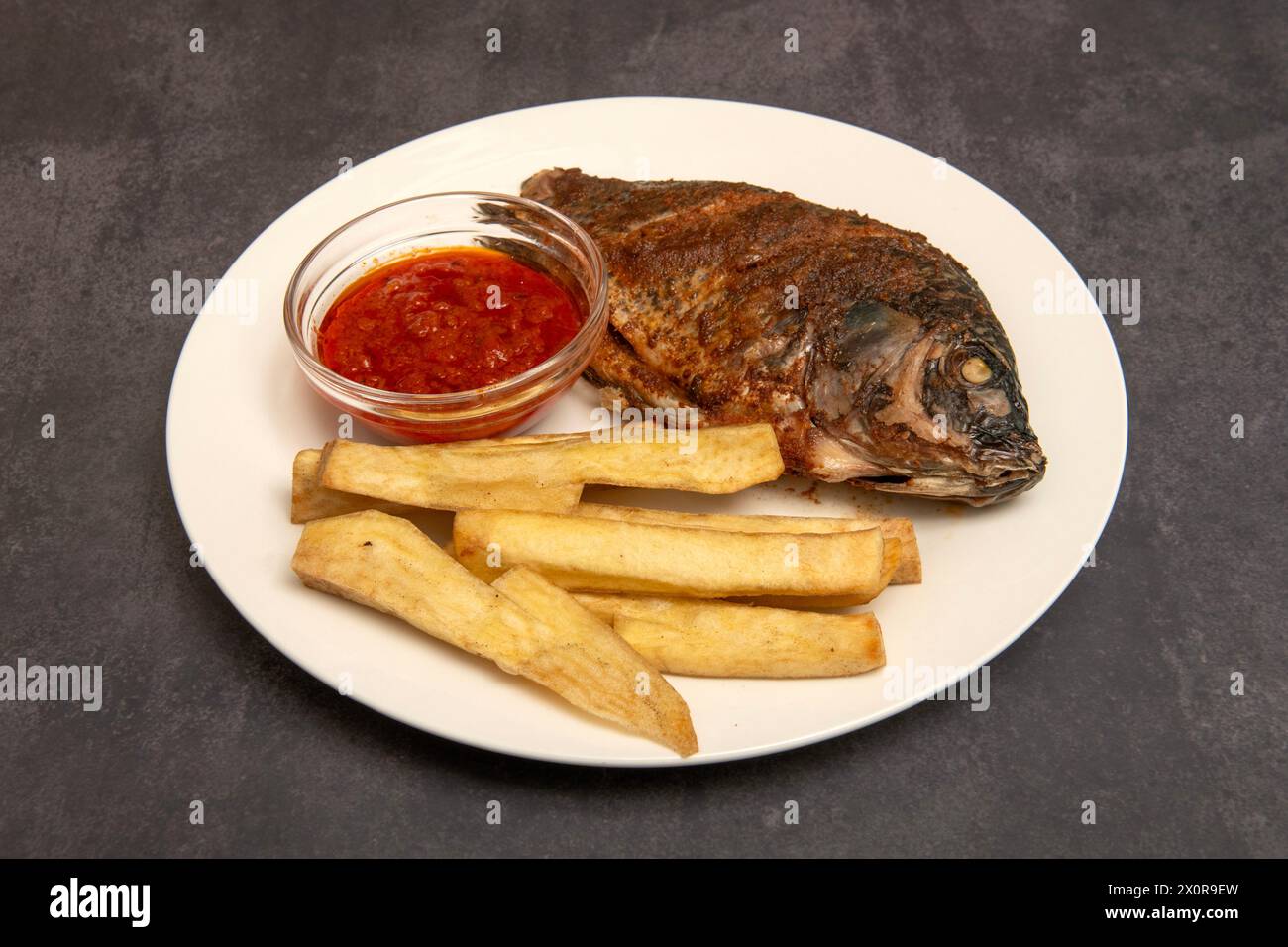 Cibo dell'Africa occidentale (nigeriano). Pesce e yam Foto Stock