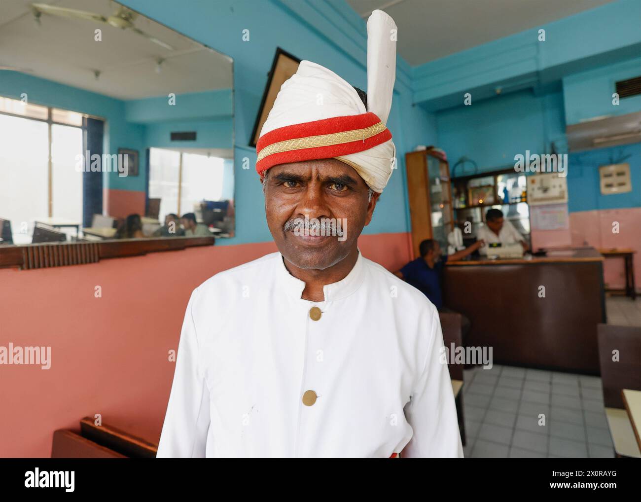Ritratto di un cameriere nel caffè indiano Hause a Bangalore, Karnataka, India Foto Stock
