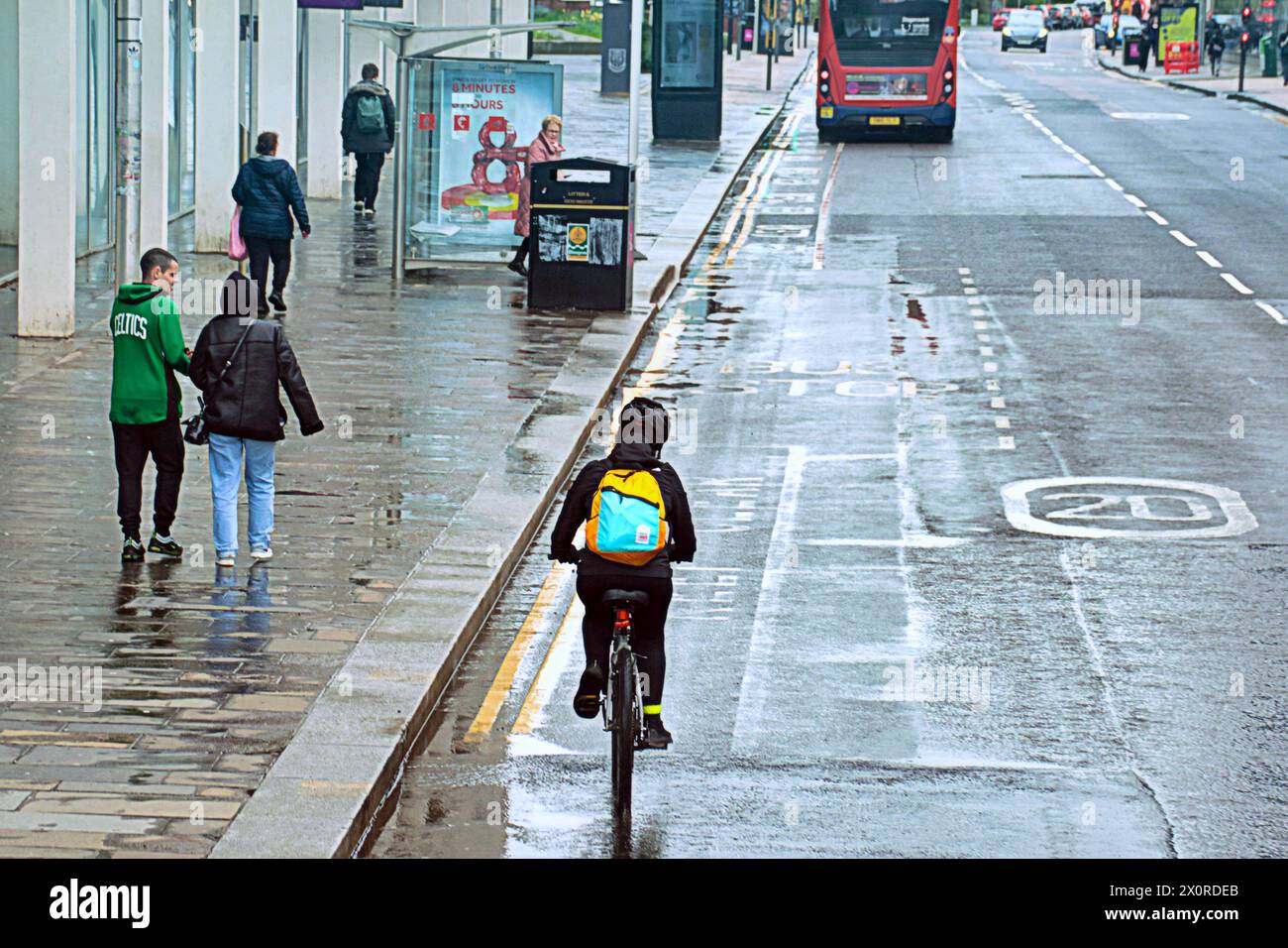 Glasgow, Scozia, Regno Unito. 13 aprile 2024: Regno Unito Meteo: Bagnato e ventoso in città mentre la gente lottava nella capitale dello shopping e nel miglio stile della Scozia, Buchanan Street. Credit Gerard Ferry/Alamy Live News Foto Stock