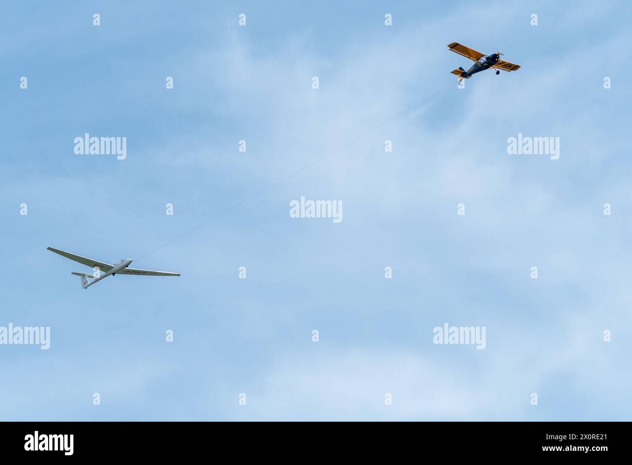 Un piccolo aereo che traina un aliante per raggiungere l'altitudine di crociera, Inghilterra, Regno Unito Foto Stock