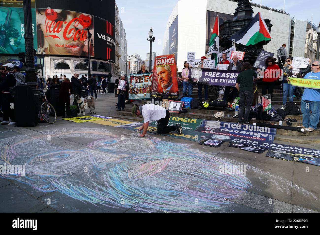 DATA RECORD NON DICHIARATA protesta per Julian Assange al Piccadilly Circus di Londra protesta per Julian Assange al Piccadilly Circus di Londra. Questa settimana segna 5 anni dalla sua cattura e incarcerazione. Londra Inghilterra Regno Unito Copyright: XJoaoxDanielxPereirax Foto Stock