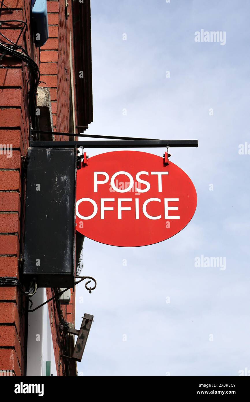 Cartello dell'ufficio postale fuori da un negozio Morrison's Daily a Faringdon, Oxfordshire, Inghilterra Foto Stock