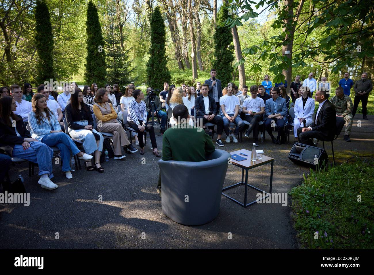 Chernivtsi, Ucraina. 12 aprile 2024. Il presidente ucraino Volodymyr Zelenskyy, centro, ascolta una domanda durante un incontro con gli studenti sul "futuro dell'Ucraina e l'analogia del piano Marshall", 12 aprile 2023 a Chernivtsi, Oblast di Chernivtsi, Ucraina. Credito: Handout/Ufficio stampa presidenziale ucraino/Alamy Live News Foto Stock