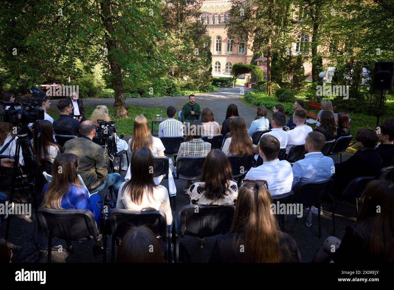 Chernivtsi, Ucraina. 12 aprile 2024. Il presidente ucraino Volodymyr Zelenskyy, centro, ascolta una domanda durante un incontro con gli studenti sul "futuro dell'Ucraina e l'analogia del piano Marshall", 12 aprile 2023 a Chernivtsi, Oblast di Chernivtsi, Ucraina. Credito: Handout/Ufficio stampa presidenziale ucraino/Alamy Live News Foto Stock