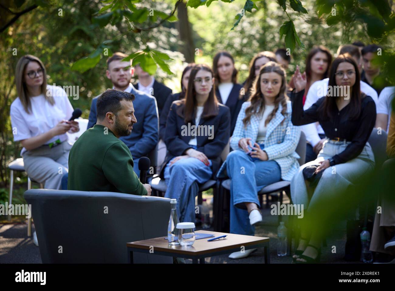 Chernivtsi, Ucraina. 12 aprile 2024. Il presidente ucraino Volodymyr Zelenskyy, a sinistra, ascolta una domanda durante un incontro con gli studenti sul "futuro dell'Ucraina e l'analogia del piano Marshall", 12 aprile 2023 a Chernivtsi, Oblast di Chernivtsi, Ucraina. Credito: Handout/Ufficio stampa presidenziale ucraino/Alamy Live News Foto Stock