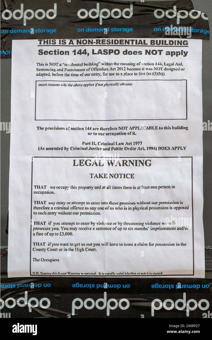 13/04/2024. Londra, Regno Unito. Un avviso legale è stato bloccato su una porta dopo che un gruppo di squatters ha preso il controllo di un pub londinese da 13 milioni di sterline di Gordon Ramsey vicino a Regents Park. Un gruppo che si fa chiamare Camden Art Cafe ha pubblicato piani per il pub e hotel boutique ork & Albany classificato Grade II vicino al Regent's Park, che sarà aperto alla comunità di Camden. Crediti fotografici: Ray Tang Foto Stock