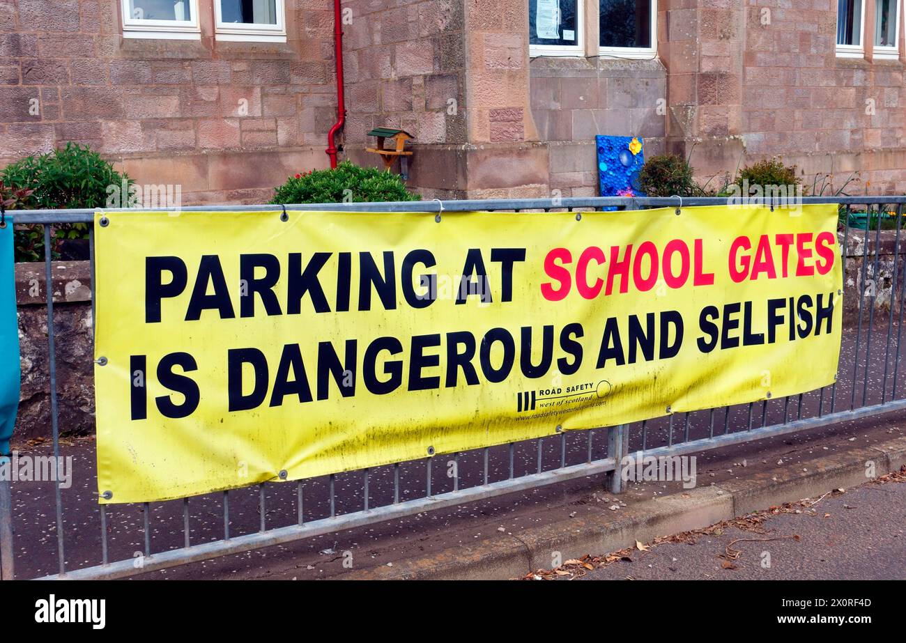 Parcheggiare a School Gates è un cartello pericoloso fuori scuola in Scozia Foto Stock