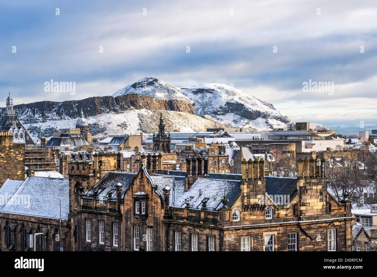 Ammira gli edifici di Johnston Terrace e Grassmarket, i Salisbury Crags e Arthur's Seat con un pizzico di neve - Edimburgo, Scozia, Regno Unito Foto Stock